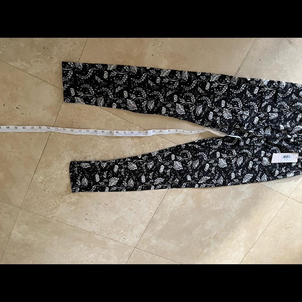 NWT Chrome B&W Floral Leggings Size M - Picture 6 of 6